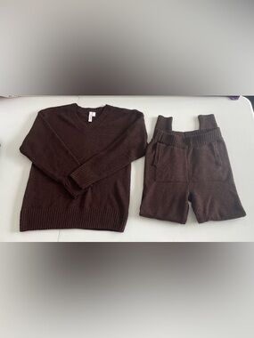 Cozy V-Neck Knit Top and Shorts Set in Deep Brown
